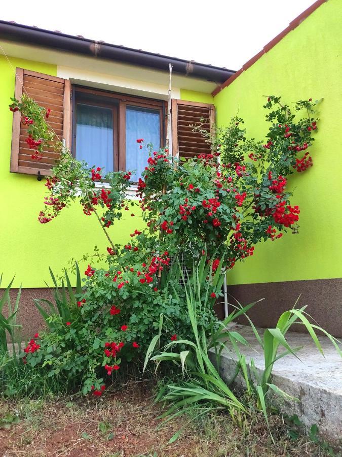 Kuca Za Odmor Tri Sunca Villa พูลา ภายนอก รูปภาพ